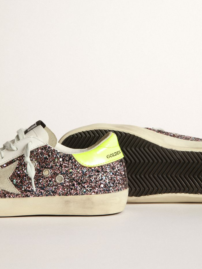 Baskets Superstar grises et roses à paillettes avec étoile en daim gris glacé et cuir jaune fluo