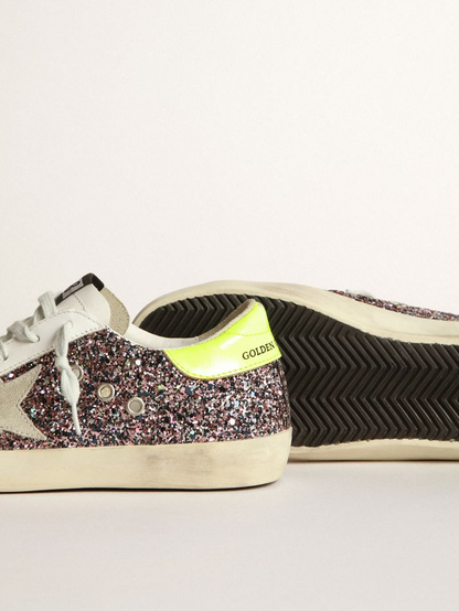Baskets Superstar grises et roses à paillettes avec étoile en daim gris glacé et cuir jaune fluo