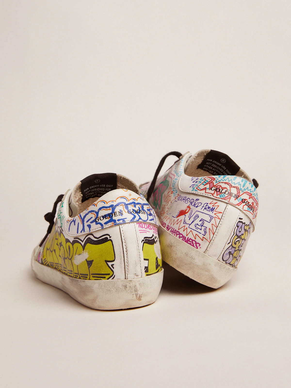 Baskets de star en cuir blanc avec imprimé graffiti multicolore