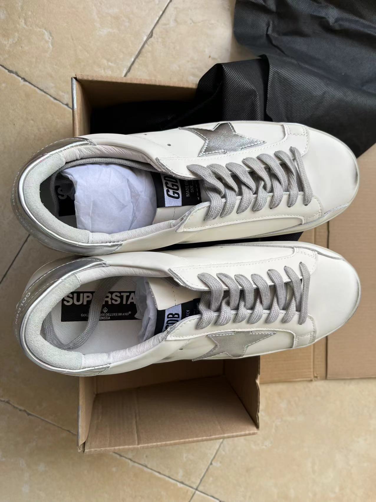 Baskets de superstar avec empiècements argentés scintillants et lettrage clouté en métal