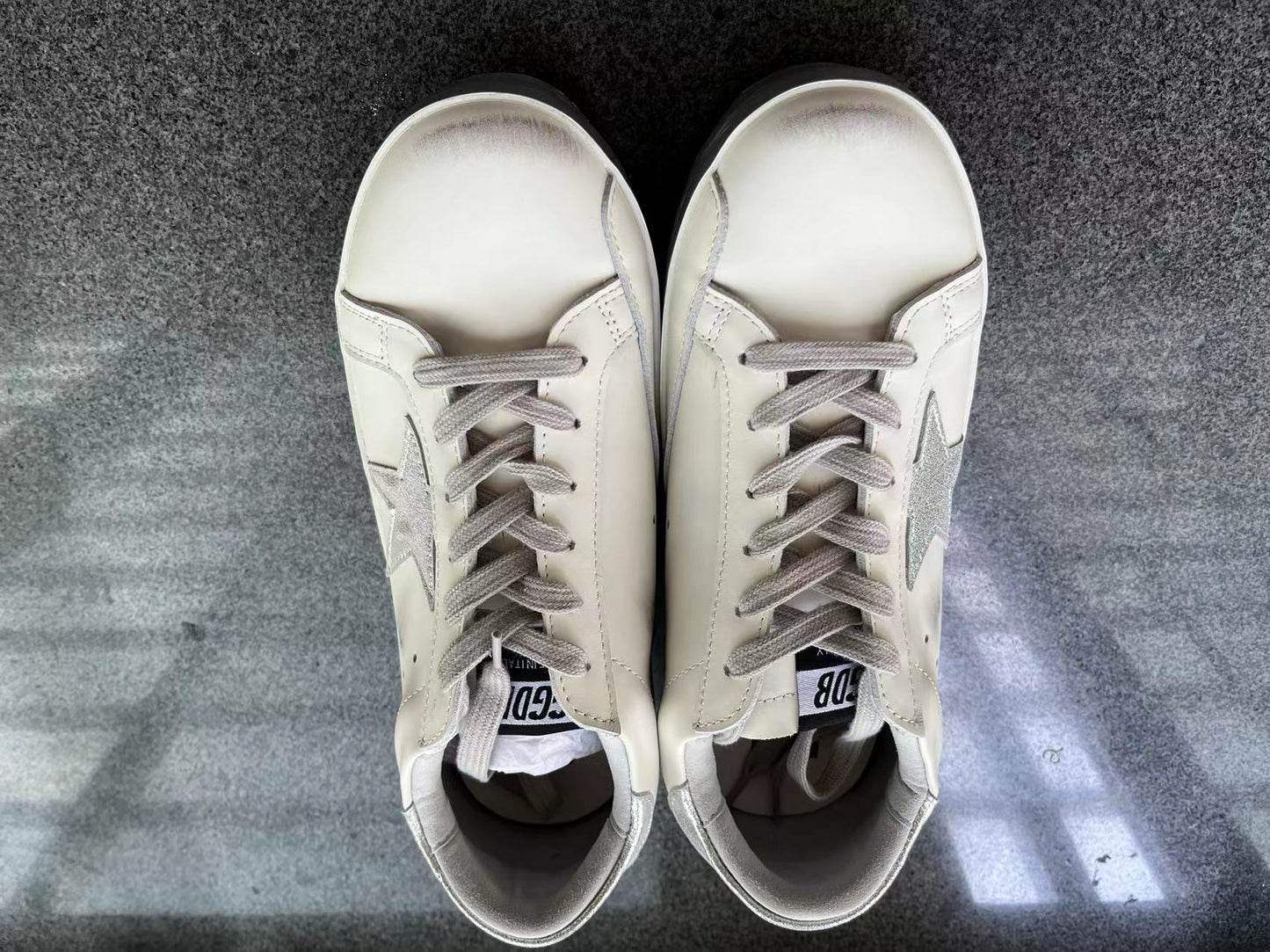 Baskets de superstar avec empiècements argentés scintillants et lettrage clouté en métal