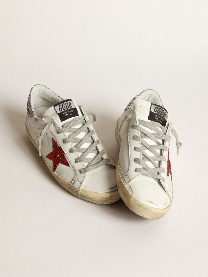 Baskets blanches Superstar en cuir avec étoile rouge pailletée
