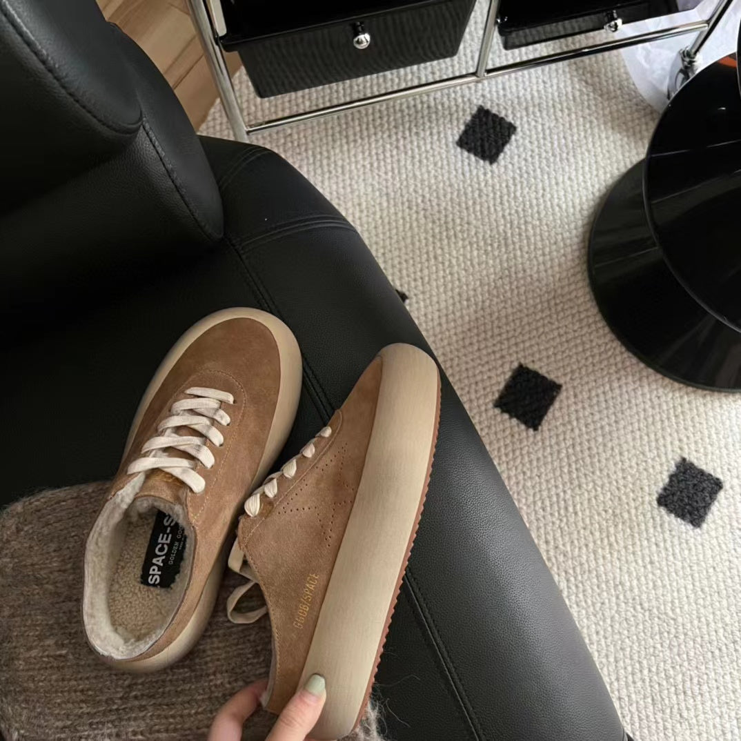 Chaussures sabot pour femmes, style étoile spatiale, en daim couleur tabac avec doublure en peau de mouton retournée