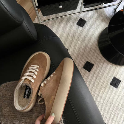 Chaussures sabot pour femmes, style étoile spatiale, en daim couleur tabac avec doublure en peau de mouton retournée