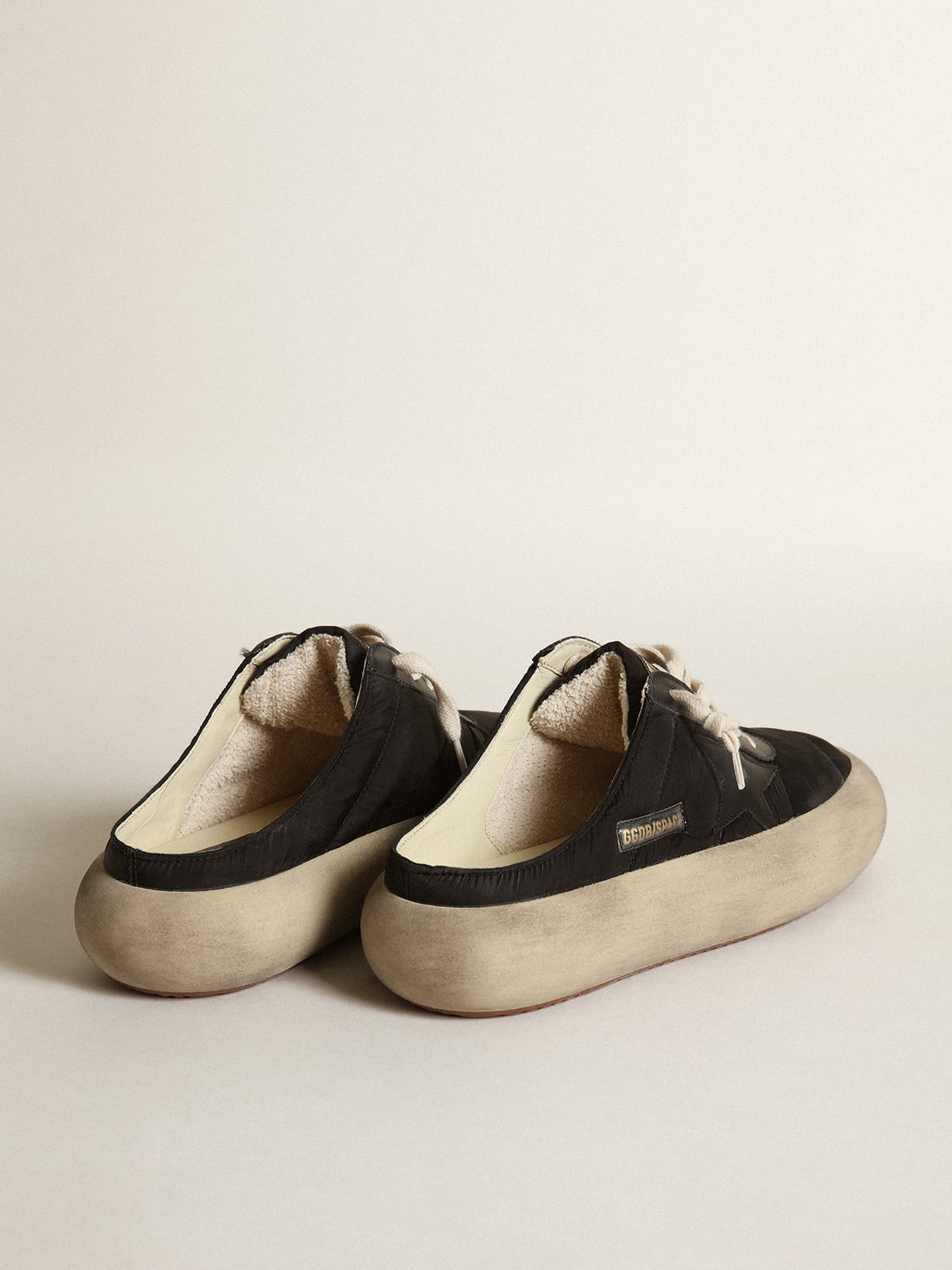 Sabots pour femmes en nylon noir avec étoile en cuir noir