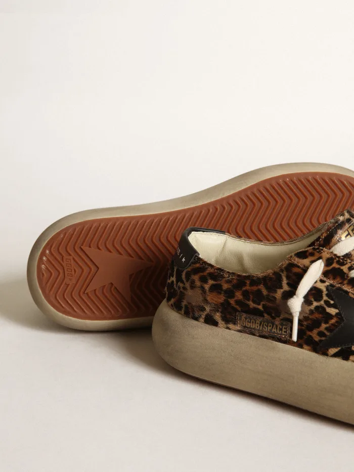 Chaussures pour femme inspirées de l'espace, en cuir de poney imprimé léopard, avec étoile en cuir noir et languette au talon.