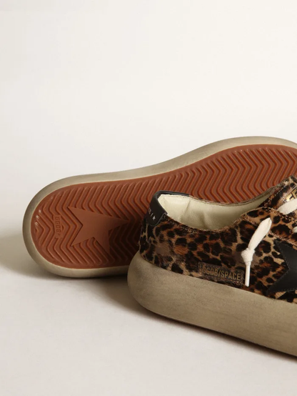 Chaussures pour femme inspirées de l'espace, en cuir de poney imprimé léopard, avec étoile en cuir noir et languette au talon.