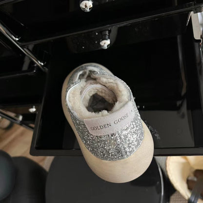 Chaussures pour femmes inspirées de l'espace, en paillettes argentées avec doublure en peau de mouton retournée