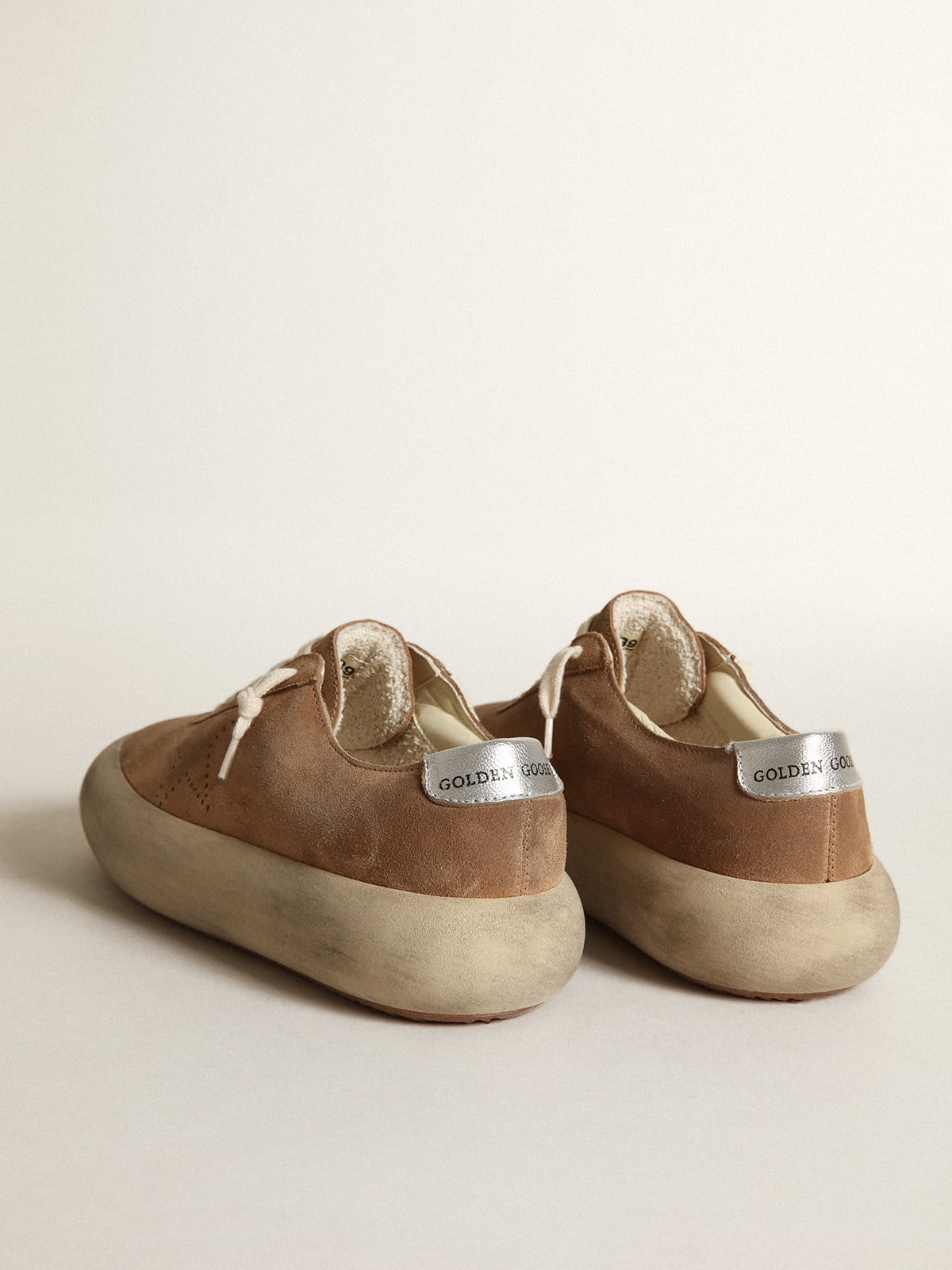 Chaussures pour femmes en daim couleur tabac avec étoile perforée et cuir métallisé argenté, motif étoile spatiale