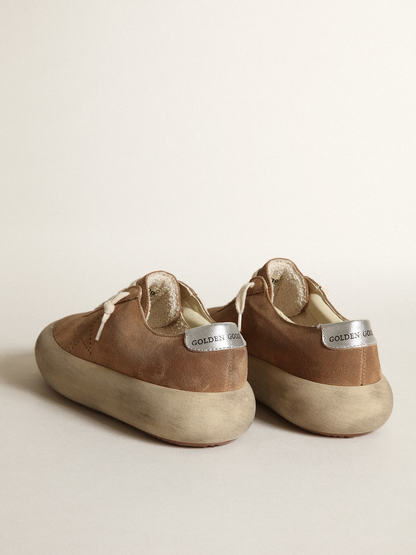 Chaussures pour femmes en daim couleur tabac avec étoile perforée et cuir métallisé argenté, motif étoile spatiale