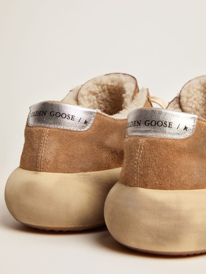 Chaussures pour femmes inspirées de l'espace, en daim couleur tabac avec doublure en peau de mouton retournée