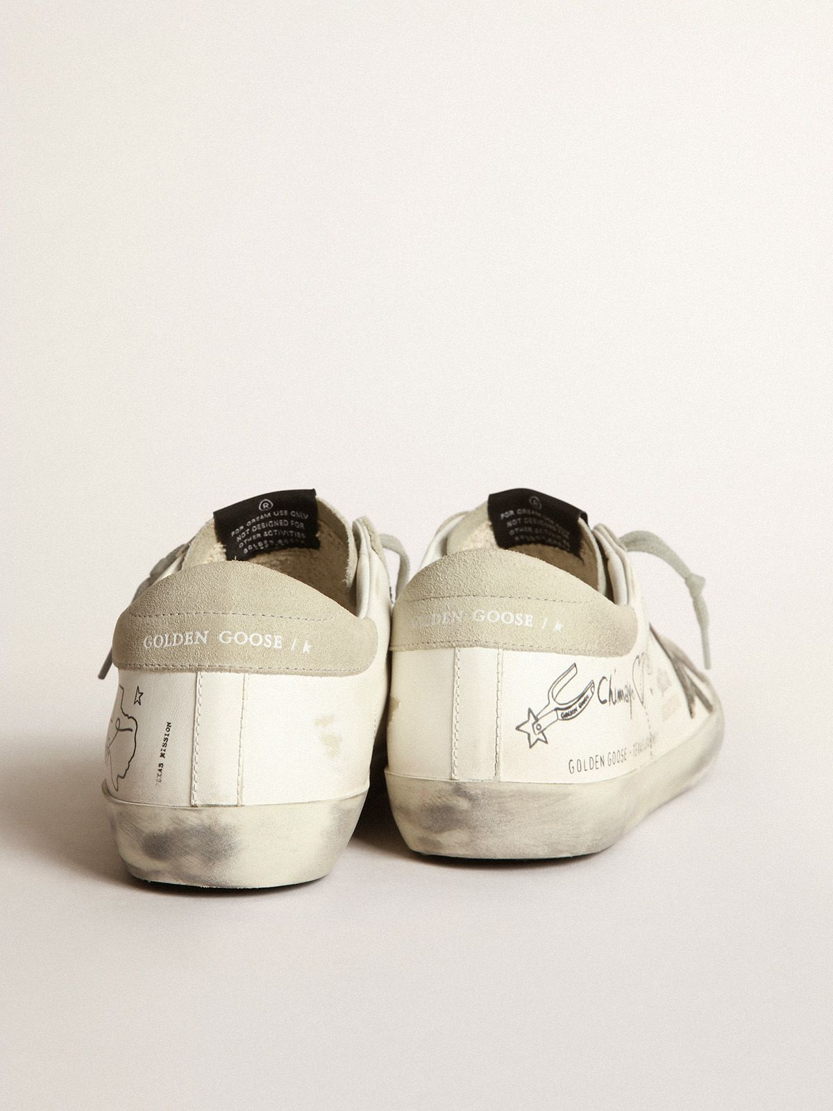 Baskets de superstar avec graffiti texan