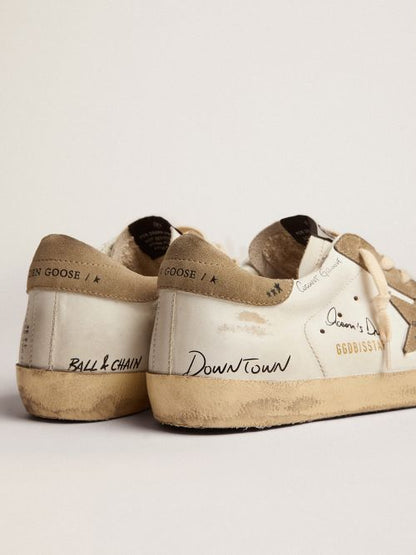 Baskets Superstar en cuir blanc avec empiècements en daim gris tourterelle et lettrage noir intégral