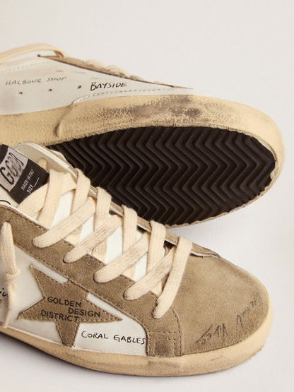 Baskets Superstar en cuir blanc avec empiècements en daim gris tourterelle et lettrage noir intégral