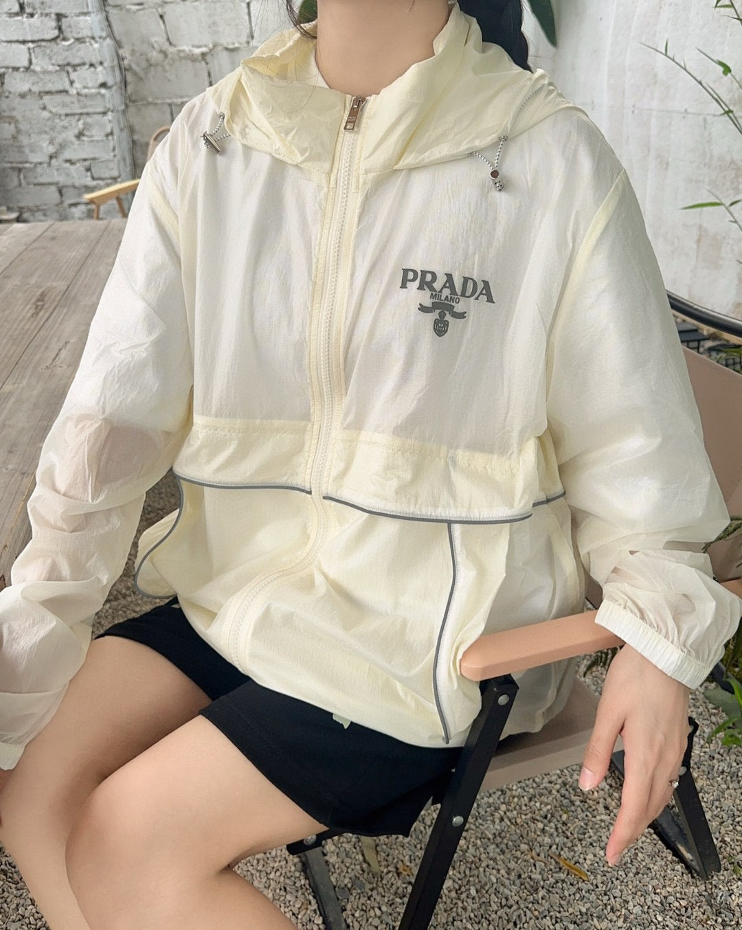 Veste légère à capuche Prada