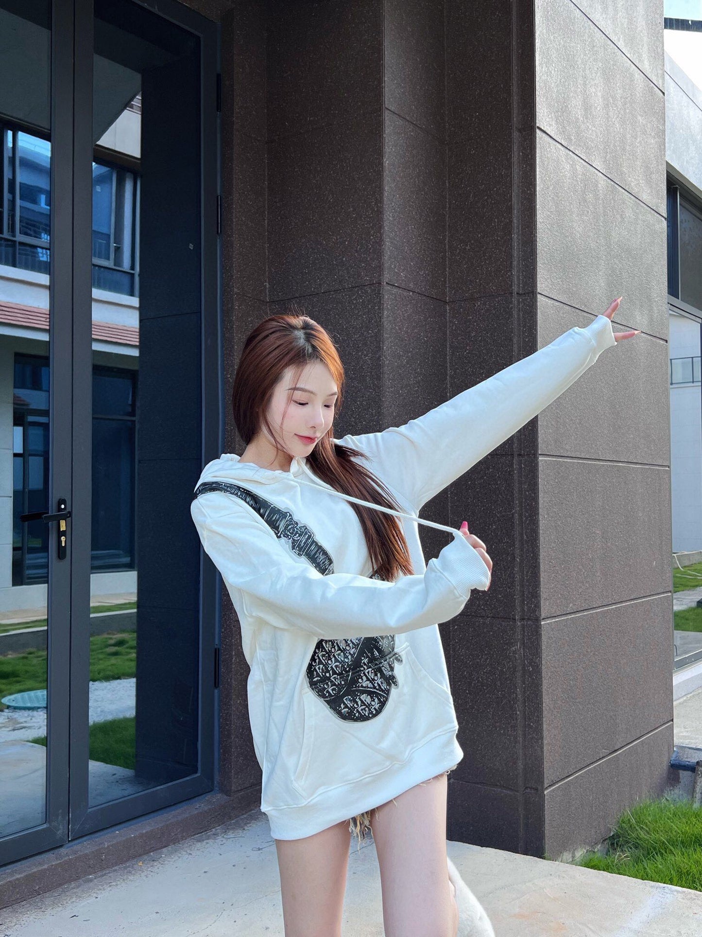 Sweat à capuche blanc Dior avec sac assorti