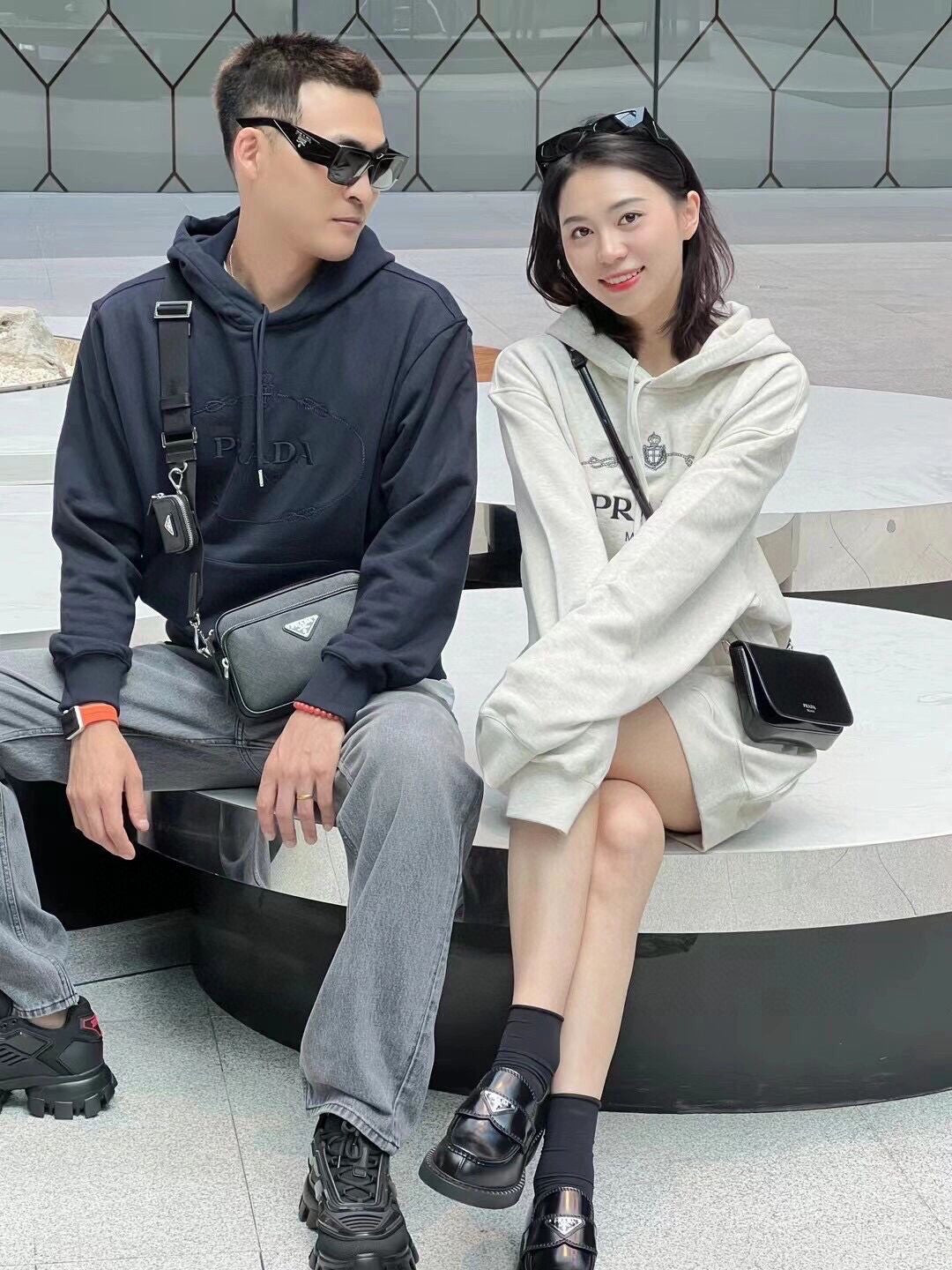 Sweat à capuche gris Prada Milano