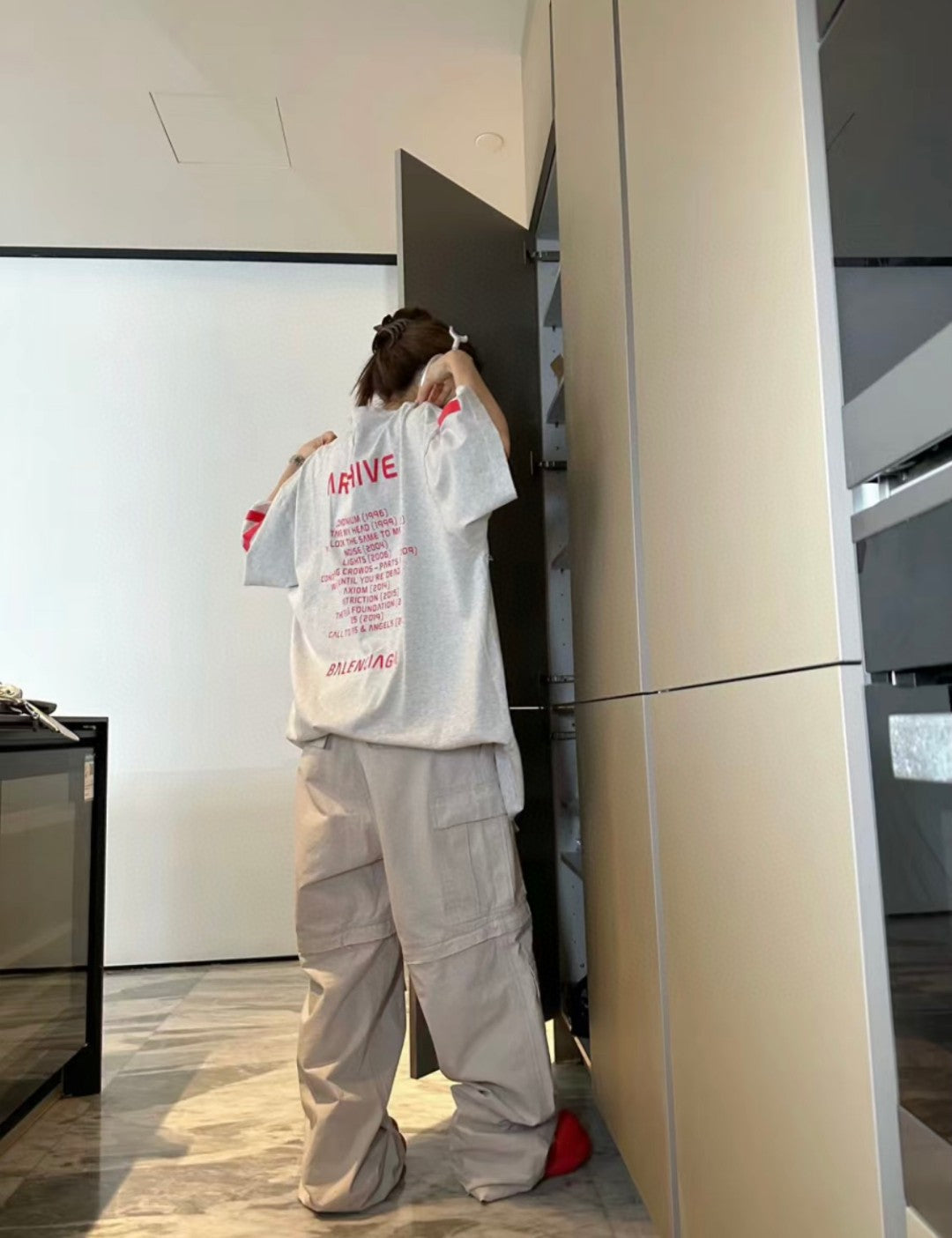 T-shirt graphique Balenciaga à logo rouge (gris)