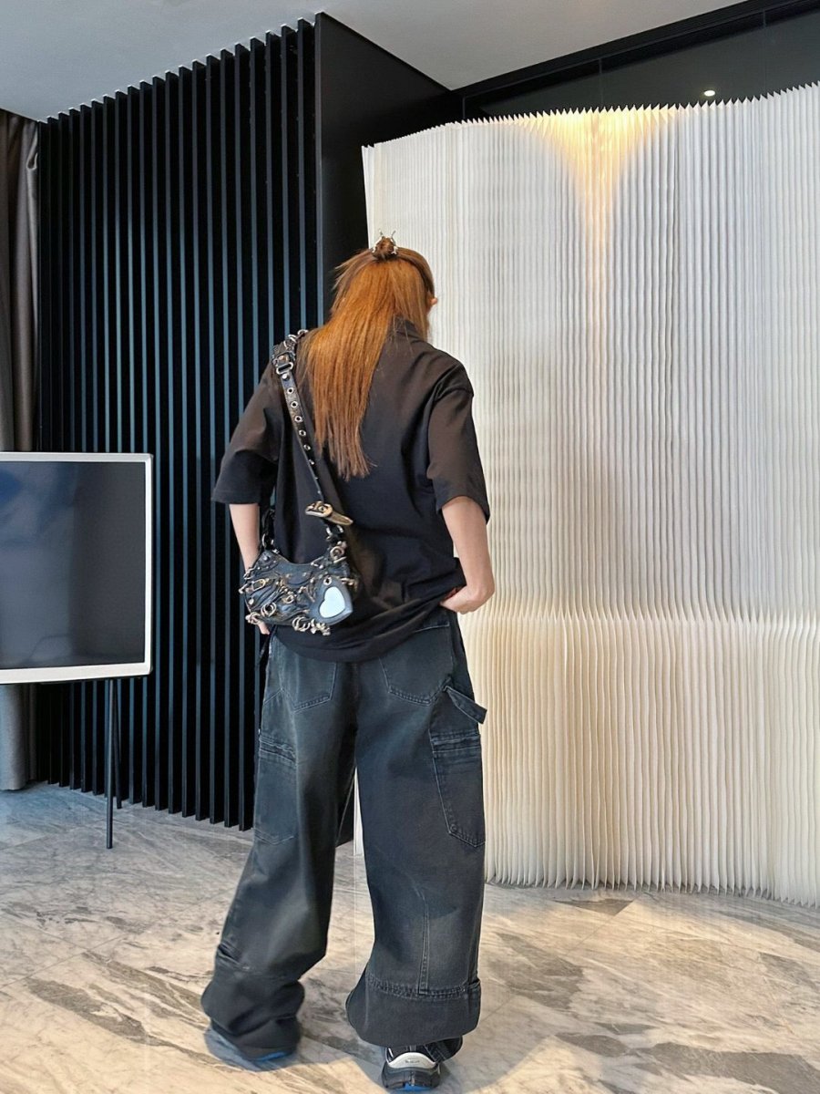 T-shirt noir Balenciaga avec détail d'étiquette