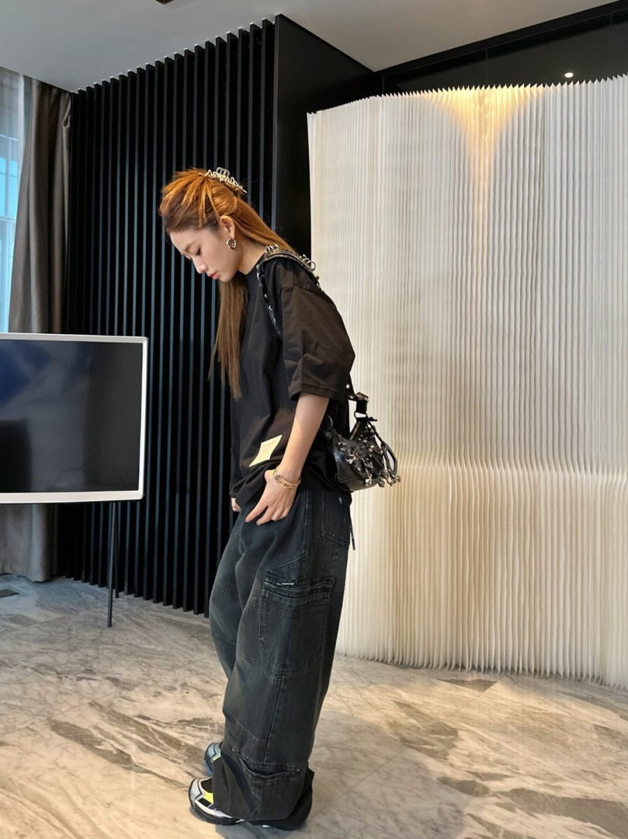 T-shirt noir Balenciaga avec détail d'étiquette