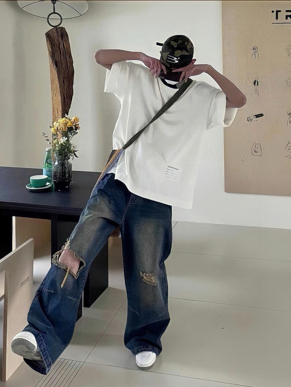 T-shirt blanc Balenciaga avec étiquette détaillée