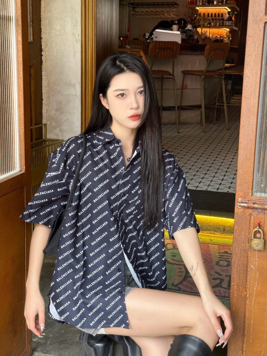 Chemise Balenciaga à imprimé logo intégral (noire)