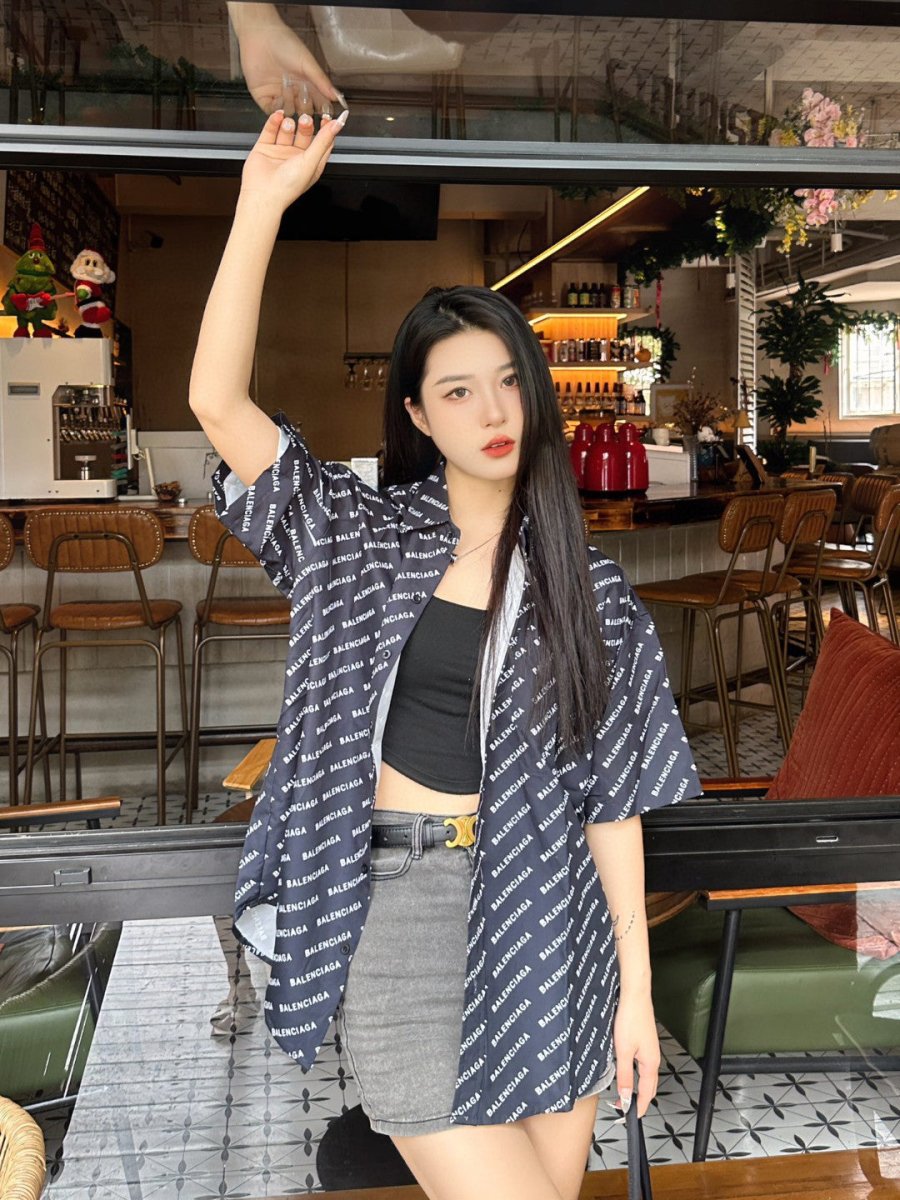 Chemise Balenciaga à imprimé logo intégral (noire)