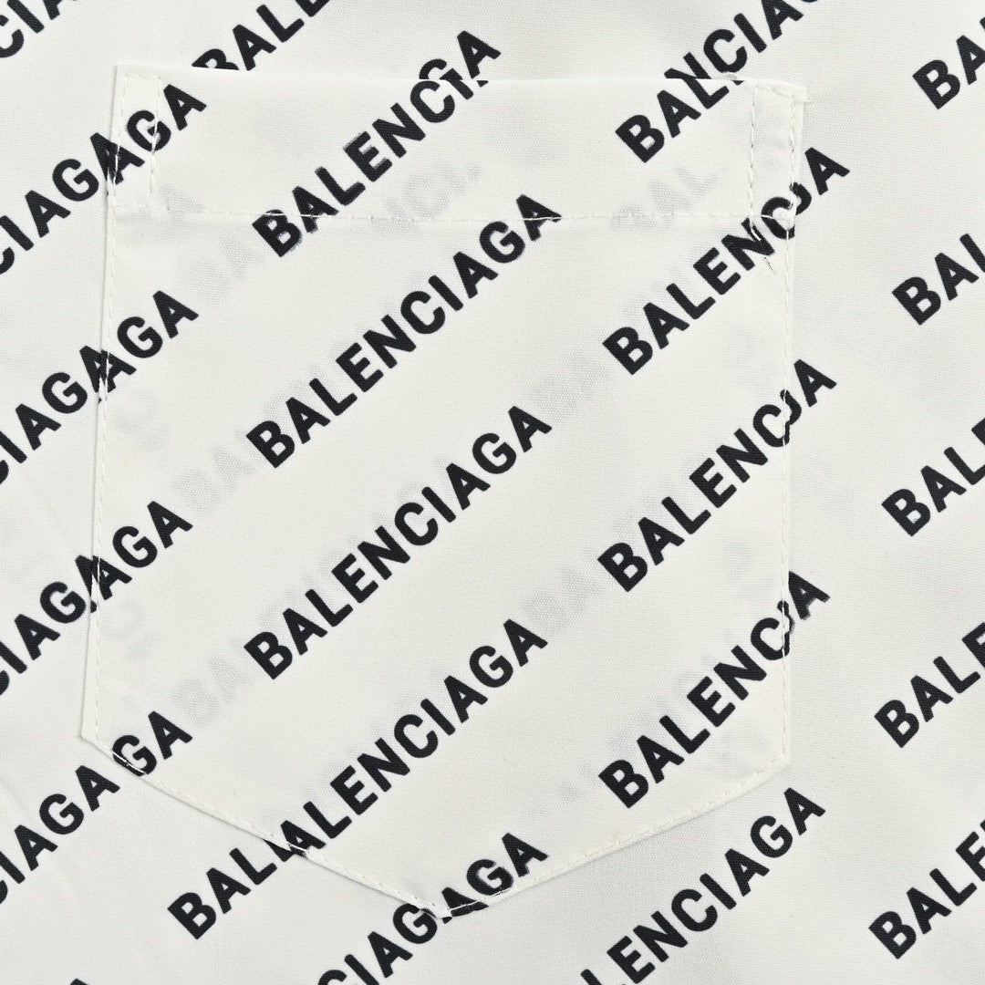 Chemise Balenciaga à imprimé logo intégral (blanche)