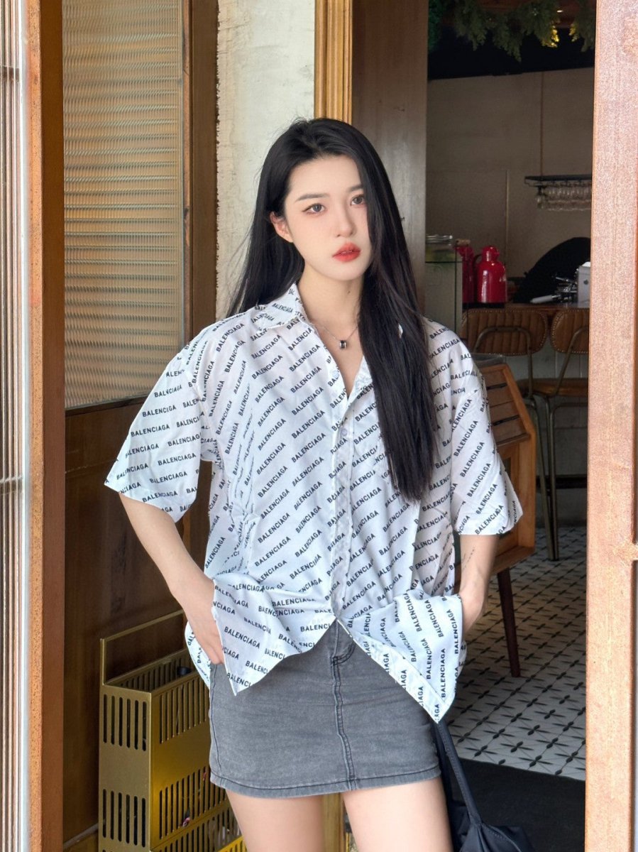 Chemise Balenciaga à imprimé logo intégral (blanche)