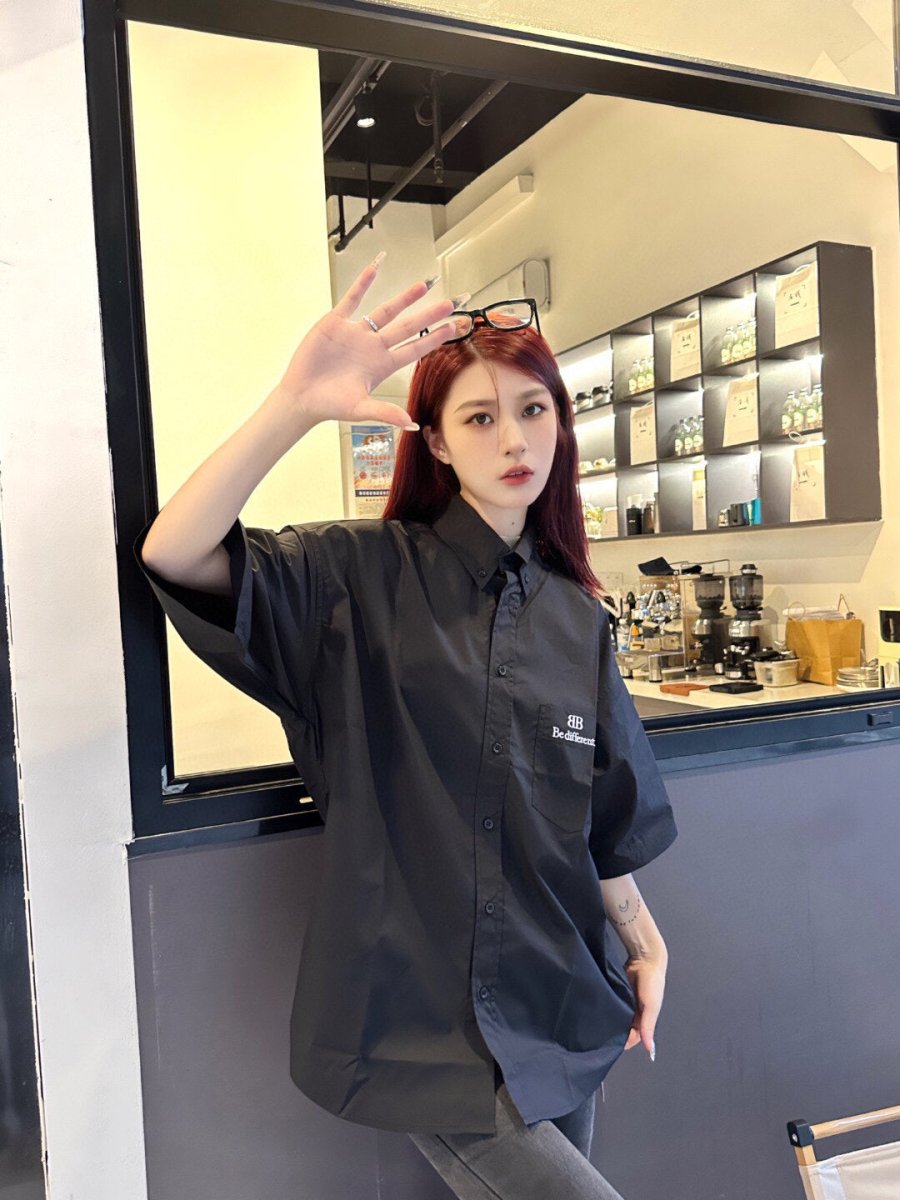 Chemise de la campagne Balenciaga « Be Different »