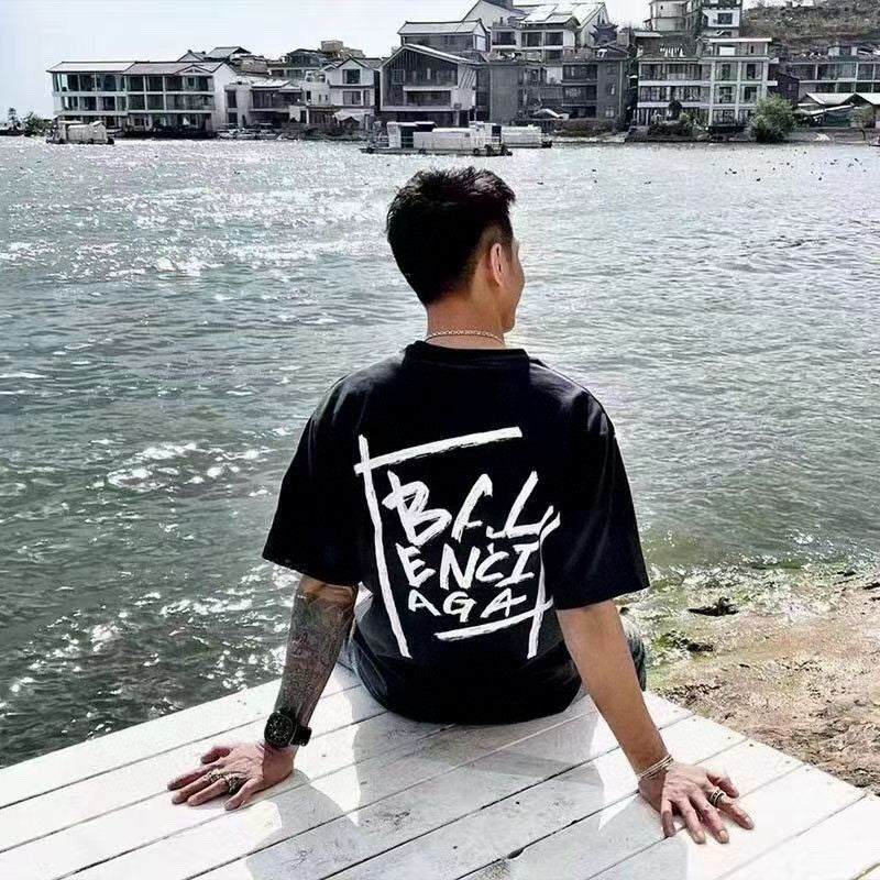 T-shirt noir Balenciaga à motif audacieux