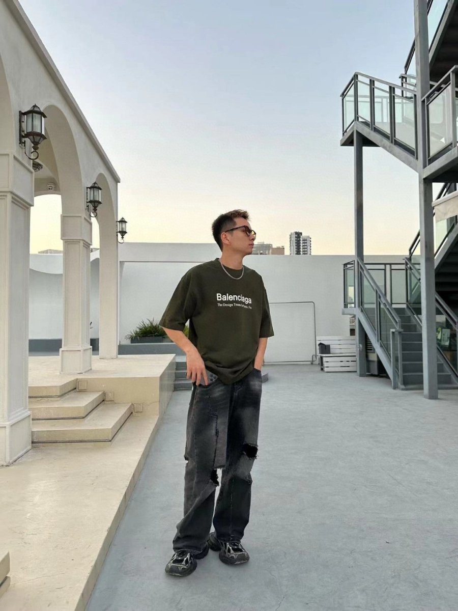 T-shirt Balenciaga Design Team (vert olive)