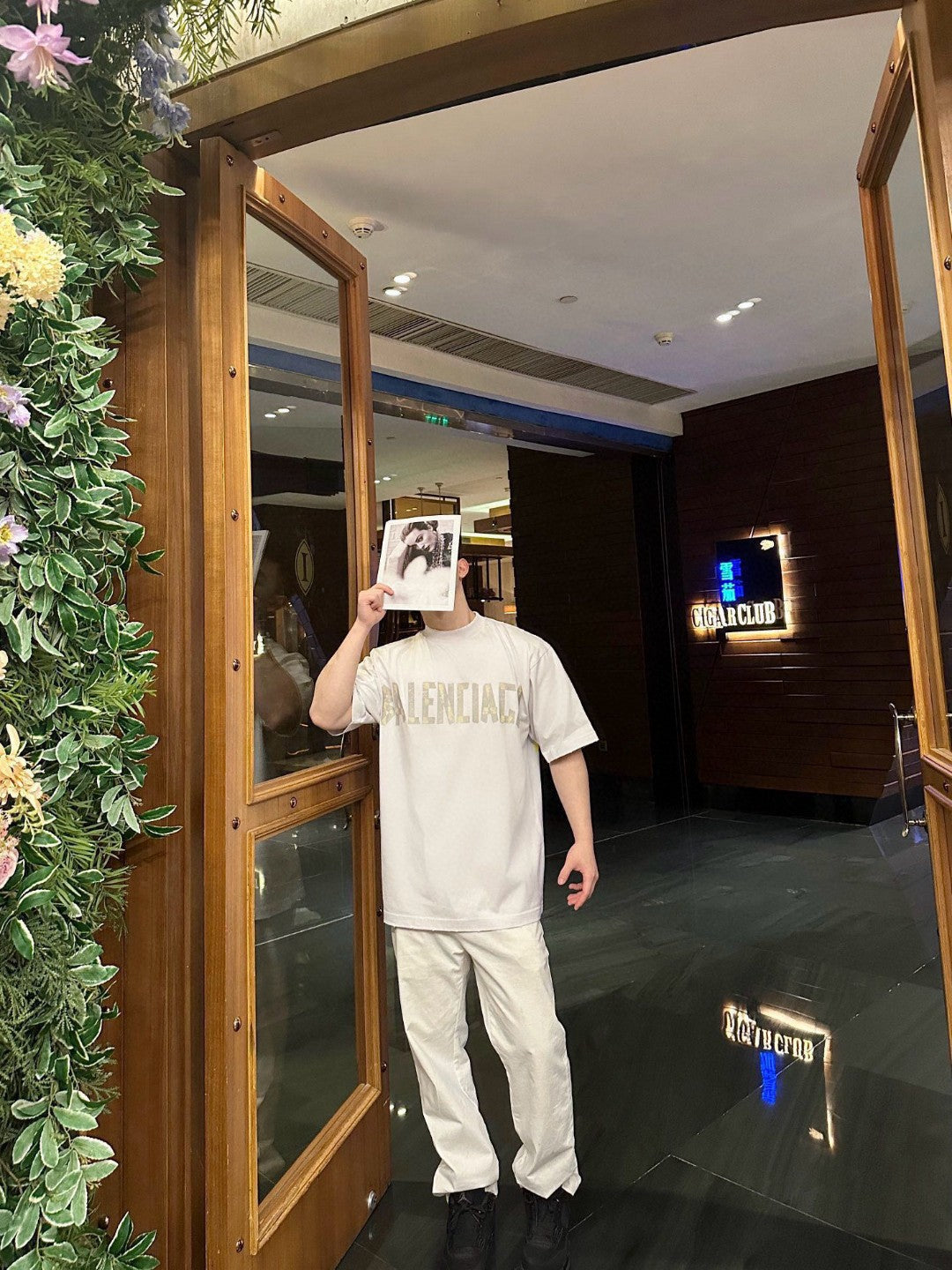 T-shirt Balenciaga à logo pastel blanc cassé