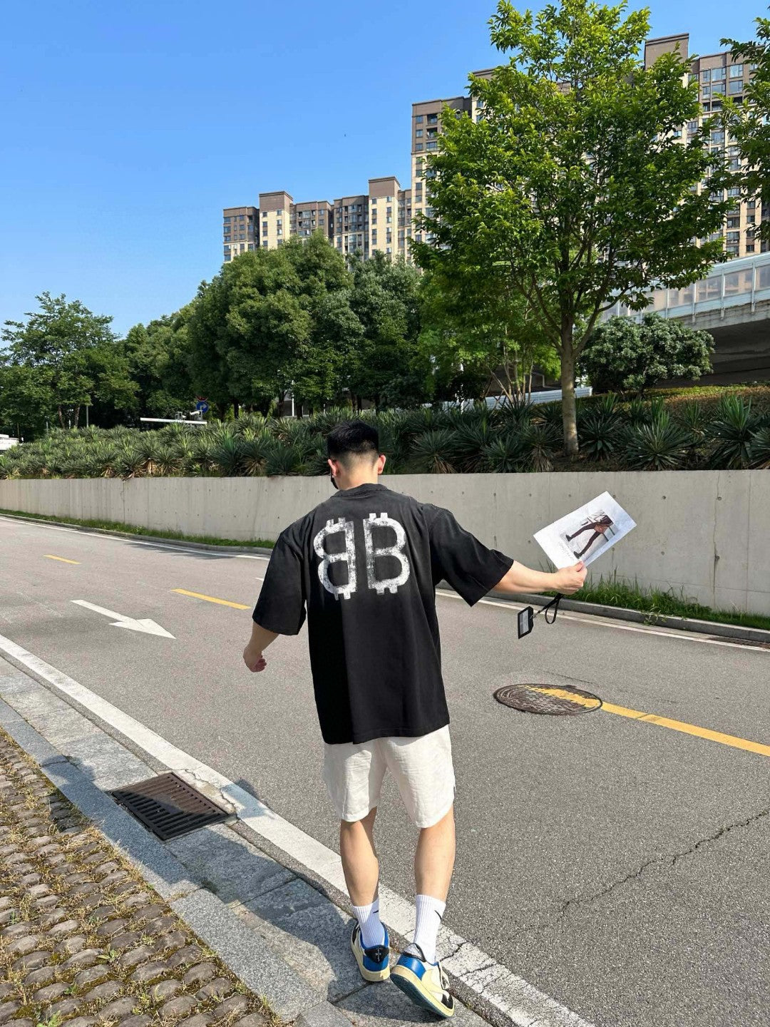 T-shirt Balenciaga à logo peint à la bombe (noir)