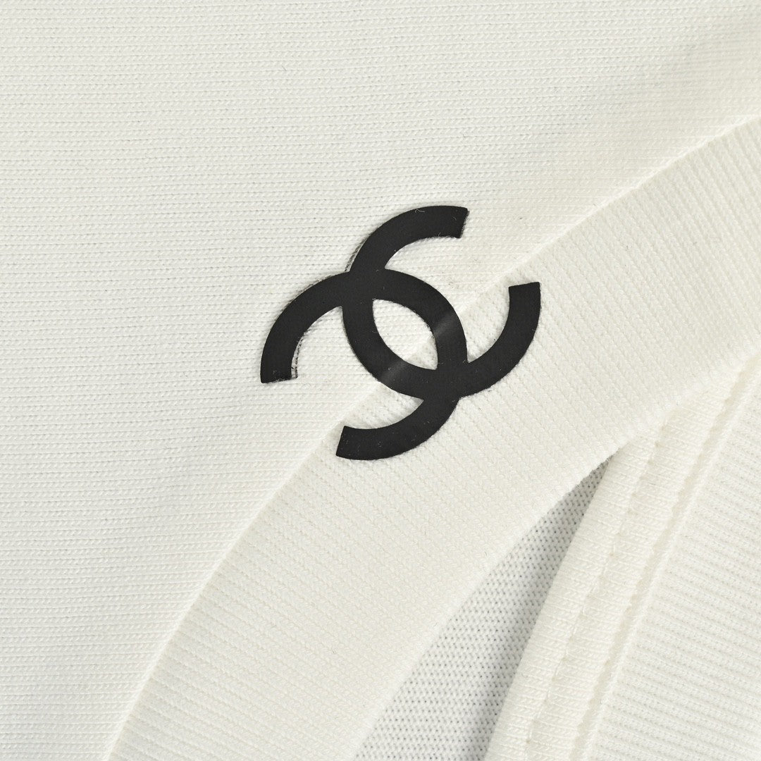 T-shirt Chanel à logo minimaliste (blanc)