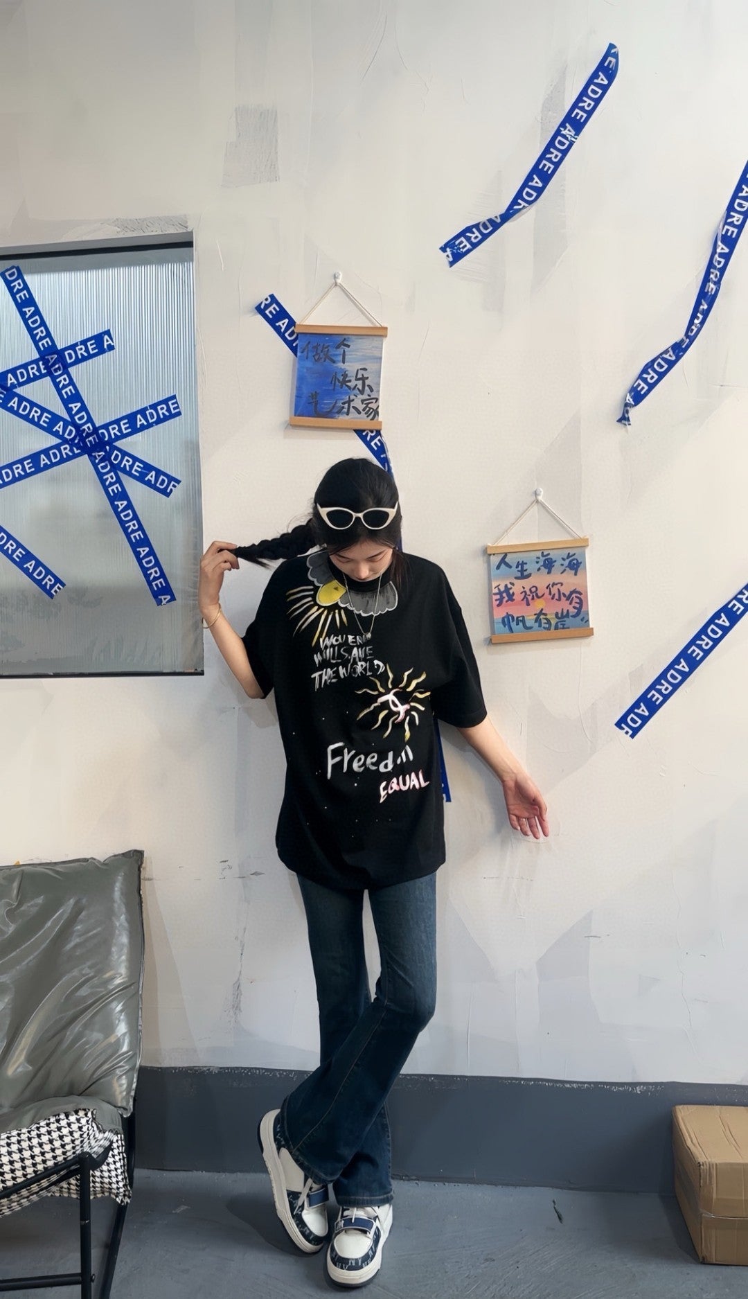 T-shirt Chanel « Les femmes sauveront le monde » noir