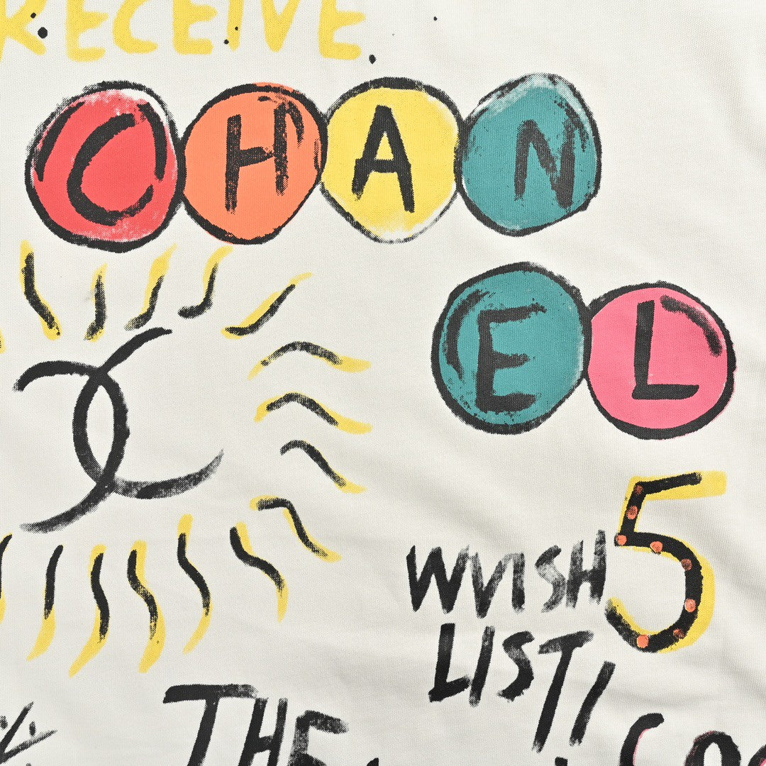 T-shirt Chanel blanc « Les femmes sauveront le monde ».