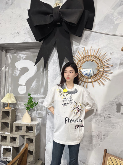 T-shirt Chanel blanc « Les femmes sauveront le monde ».