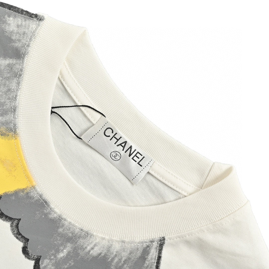 T-shirt Chanel blanc « Les femmes sauveront le monde ».