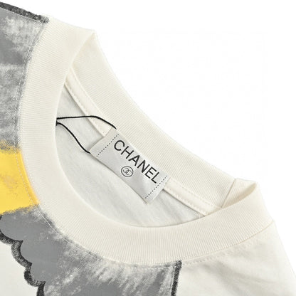 T-shirt Chanel blanc « Les femmes sauveront le monde ».