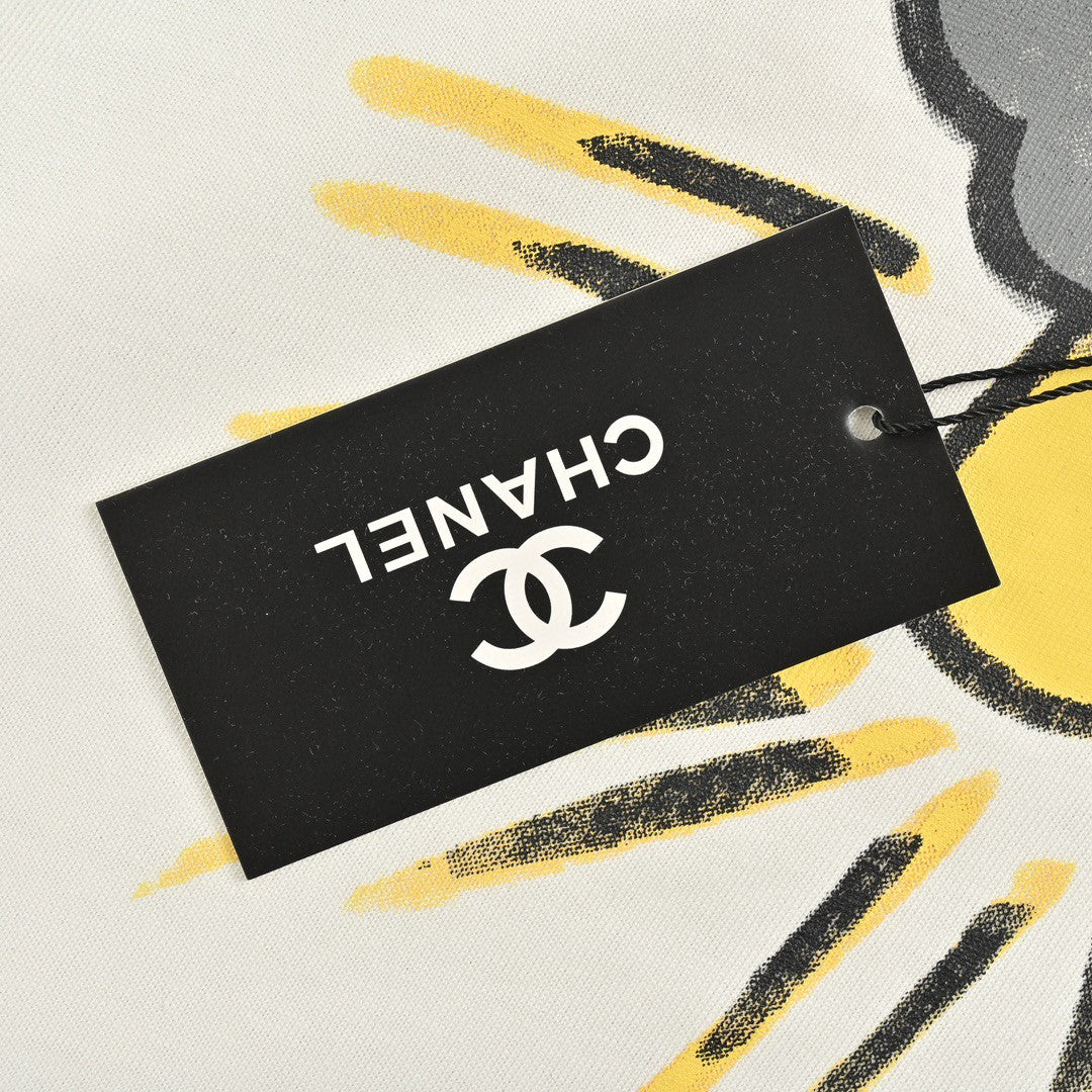 T-shirt Chanel blanc « Les femmes sauveront le monde ».