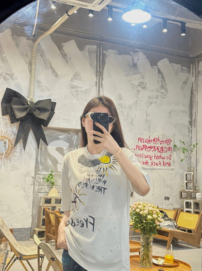 T-shirt Chanel blanc « Les femmes sauveront le monde ».