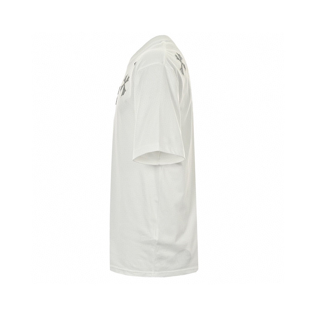 T-shirt blanc à col croisé avec motif cœurs chromés