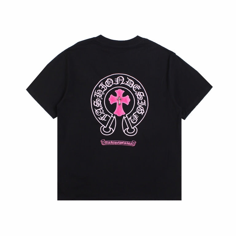 T-SHIRT NOIR ET ROSE AVEC LOGO DE FER À CHEVAL ET CŒURS CHROMÉS