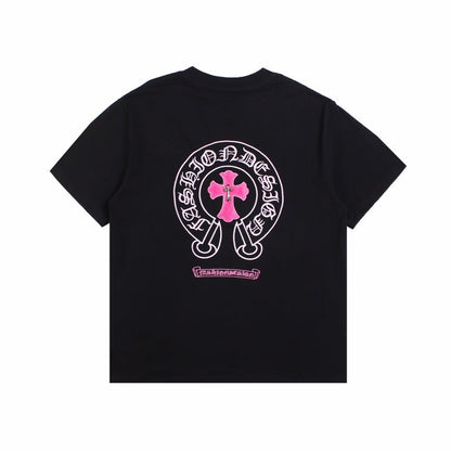 T-SHIRT NOIR ET ROSE AVEC LOGO DE FER À CHEVAL ET CŒURS CHROMÉS