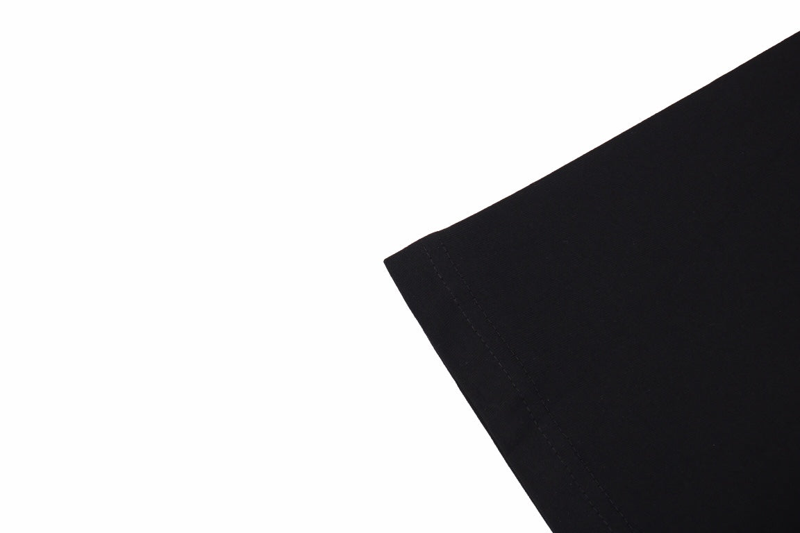 T-SHIRT NOIR ET ROSE AVEC LOGO DE FER À CHEVAL ET CŒURS CHROMÉS