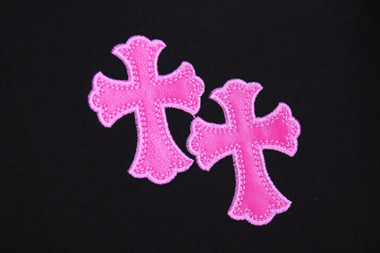 T-SHIRT NOIR ET ROSE AVEC LOGO DE FER À CHEVAL ET CŒURS CHROMÉS