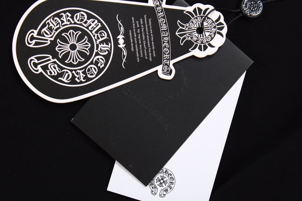 T-SHIRT NOIR ET ROSE AVEC LOGO DE FER À CHEVAL ET CŒURS CHROMÉS