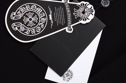 T-SHIRT NOIR ET ROSE AVEC LOGO DE FER À CHEVAL ET CŒURS CHROMÉS