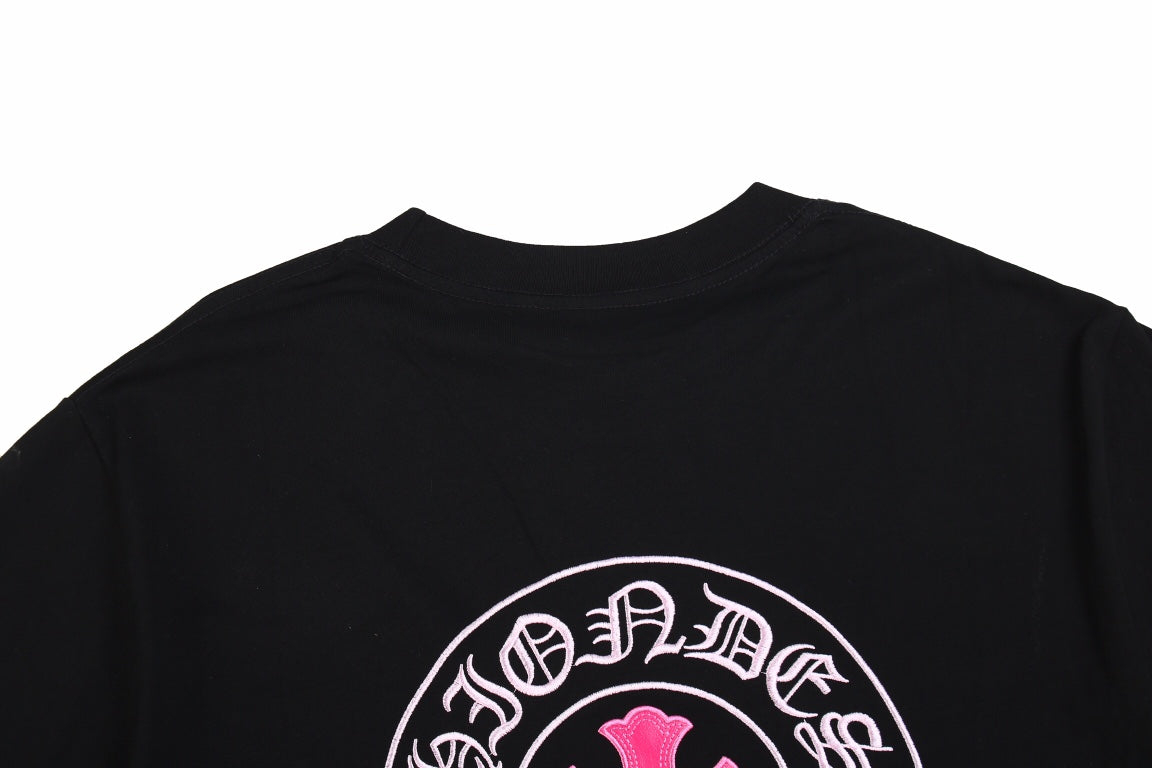 T-SHIRT NOIR ET ROSE AVEC LOGO DE FER À CHEVAL ET CŒURS CHROMÉS